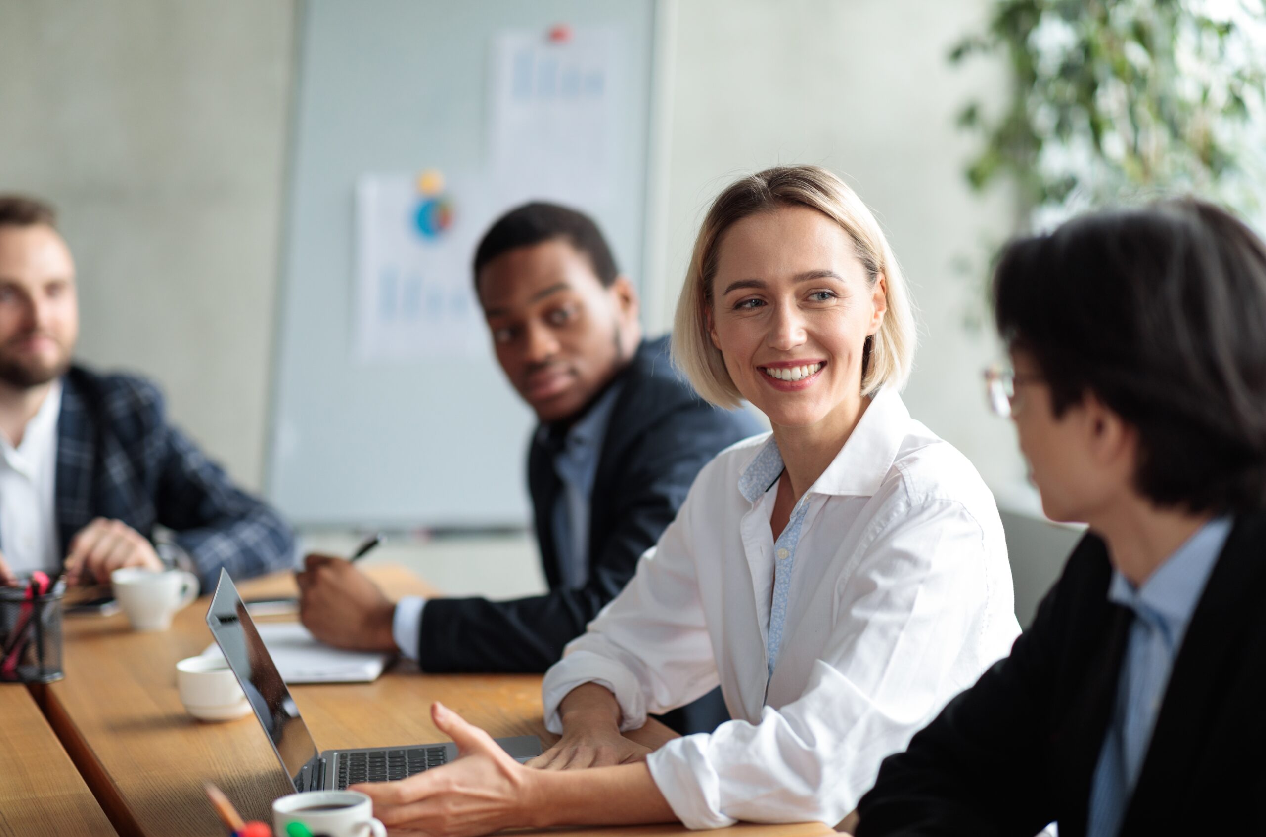 Imagem ilustração paraSuccessful,Businesswoman,On,Corporate,Meeting,Smiling,To,Asian,Businessman,Indoor