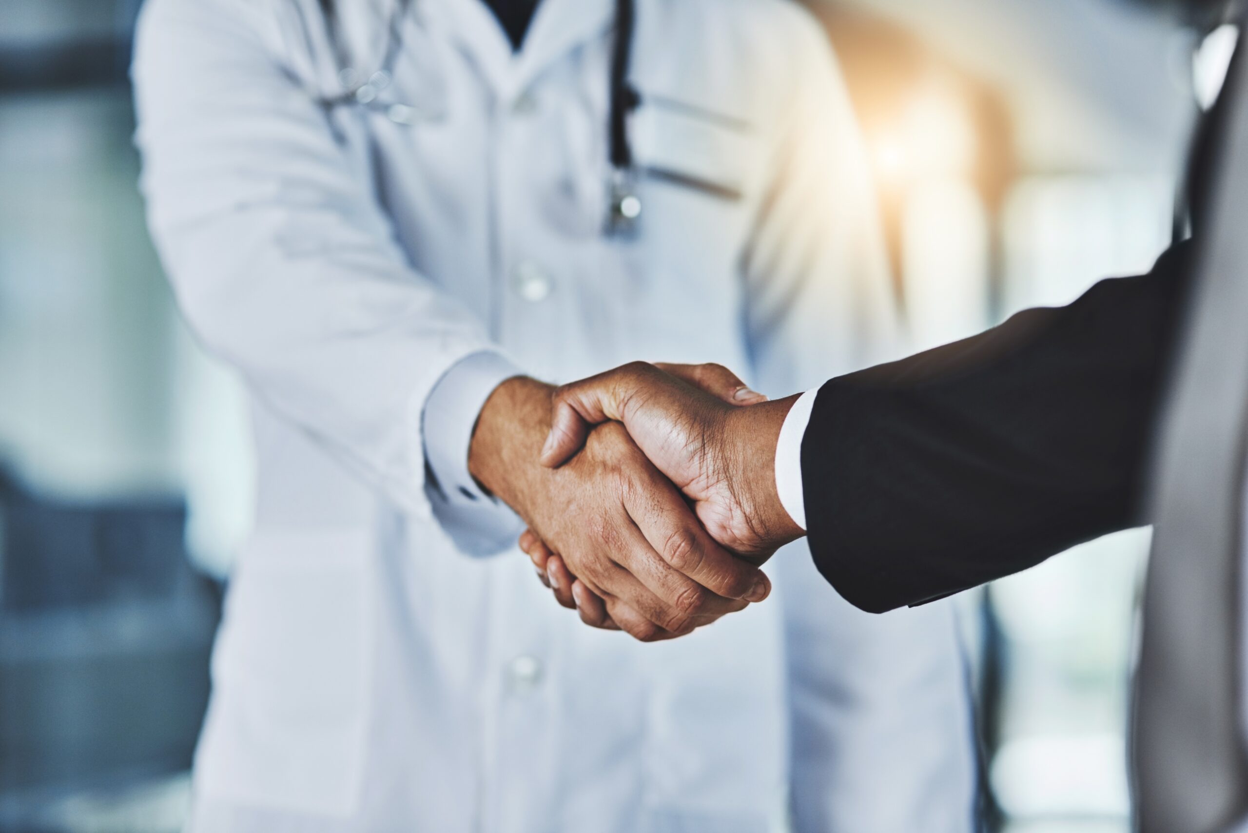 Imagem ilustração paraPeople,,Handshake,Or,Doctor,With,Business,For,Partnership,,Medical,Funding